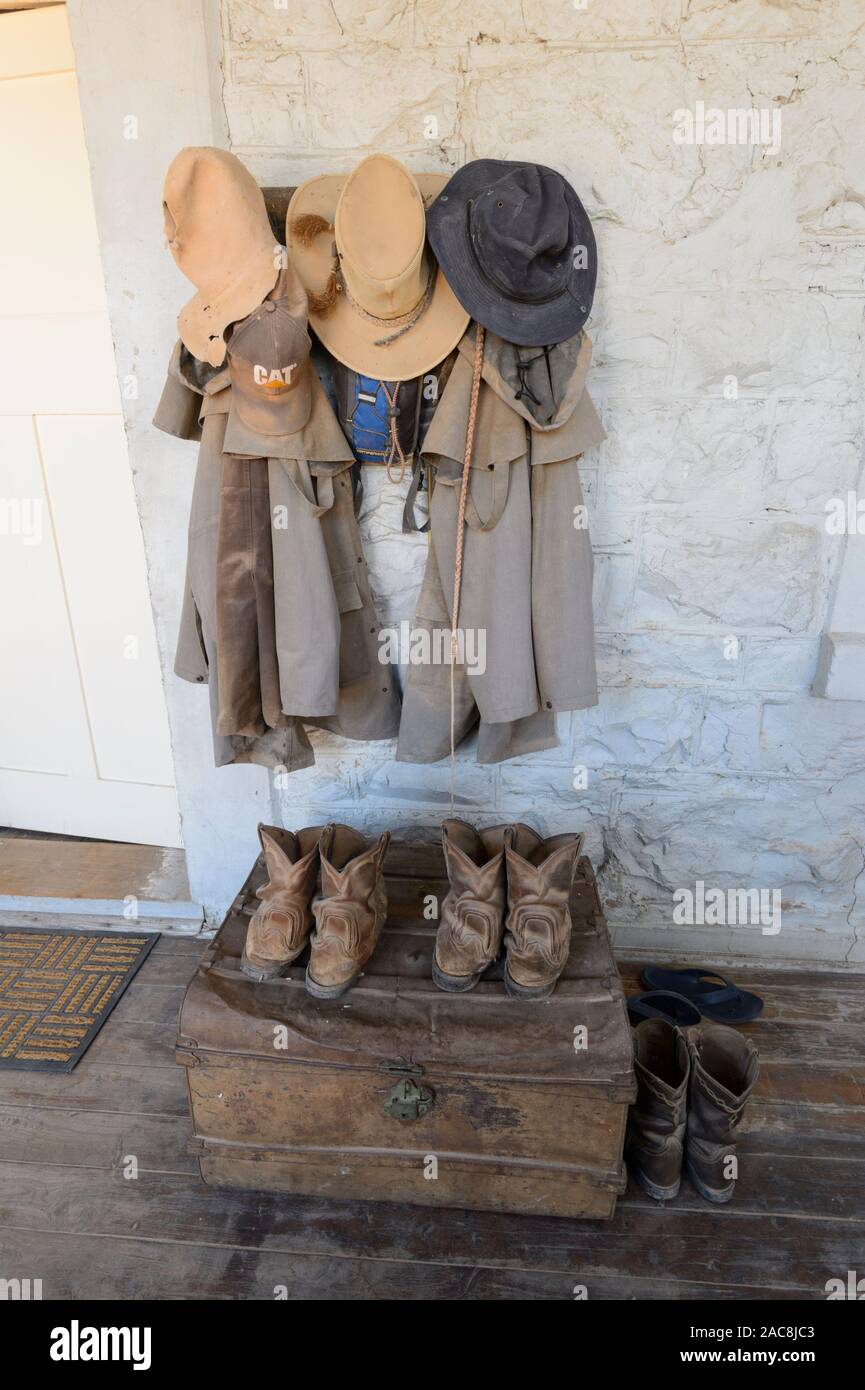 Farmer's Hüte, Mäntel und Schuhe auf Anzeige an historischen Dunlop Station, in der Nähe von Louth, New South Wales, NSW, Australien Stockfoto