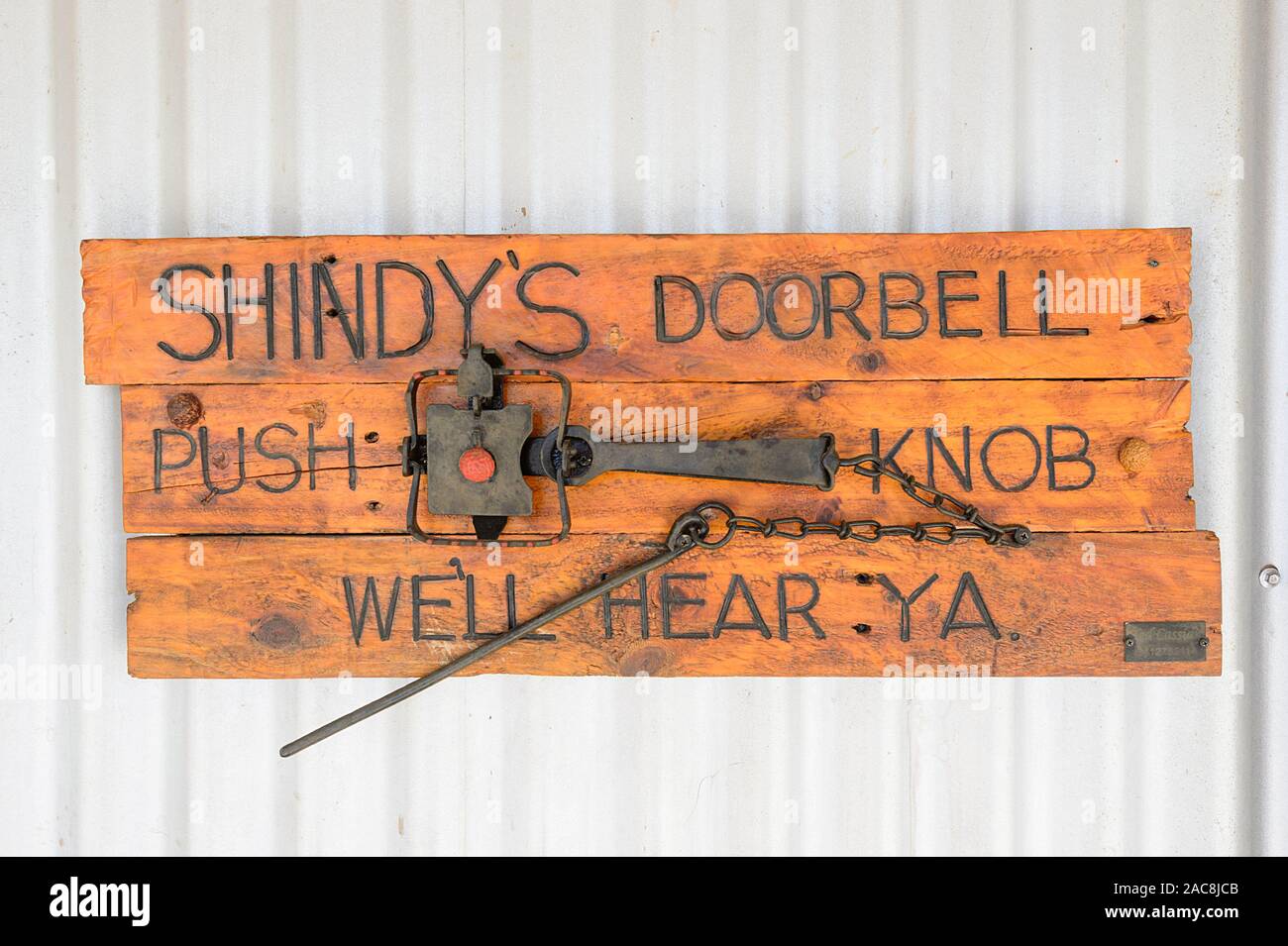 Humorvoll Türklingel Zeichen außerhalb des ikonischen Shindy Inn in dem kleinen Outback Dorf Louth, New South Wales, NSW, Australien Stockfoto