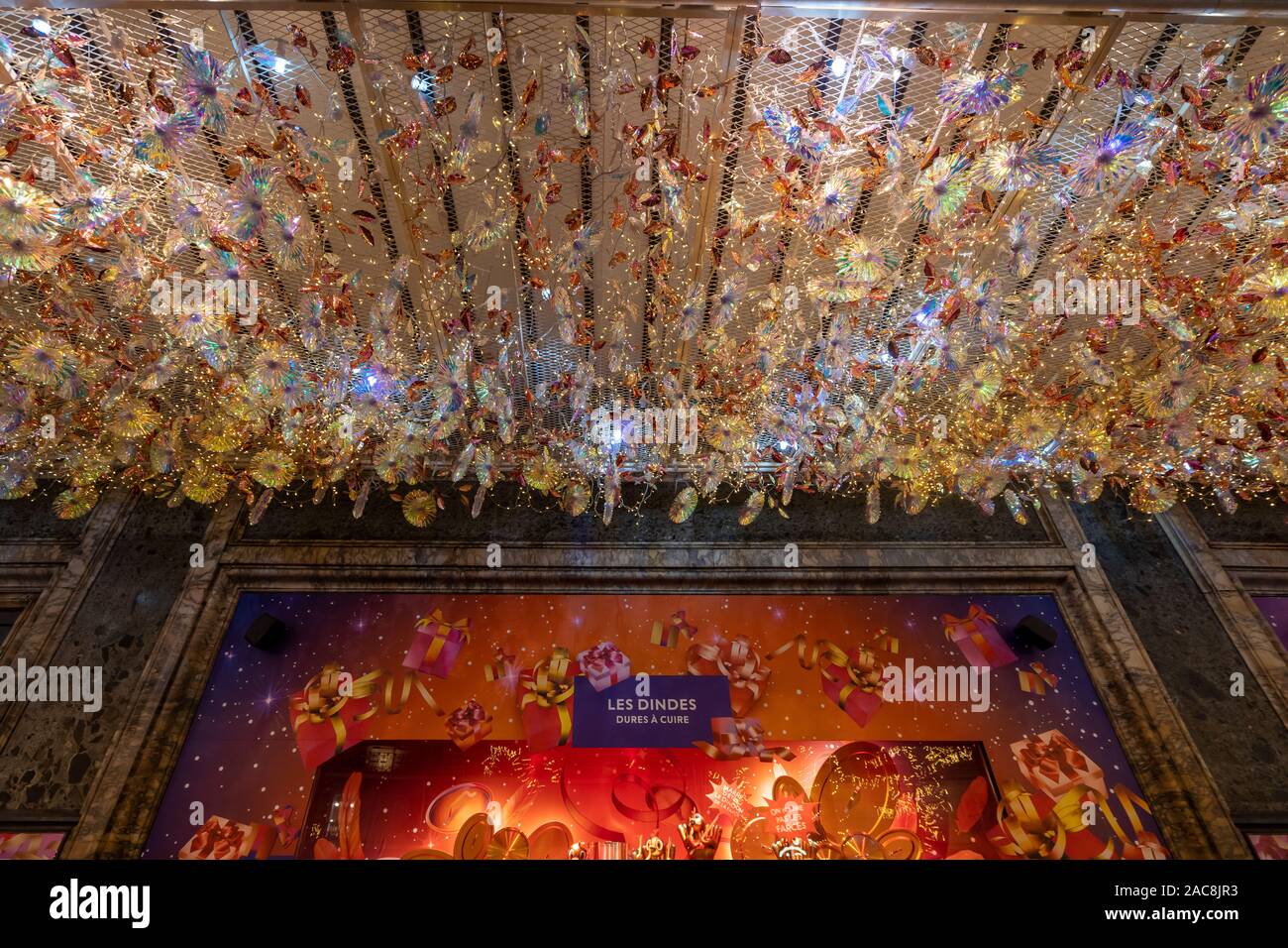 Paris, Frankreich, 1. Dezember 2019: Obergrenze von printemps Shopping Mall mit Weihnachten Deko Beleuchtung Stockfoto