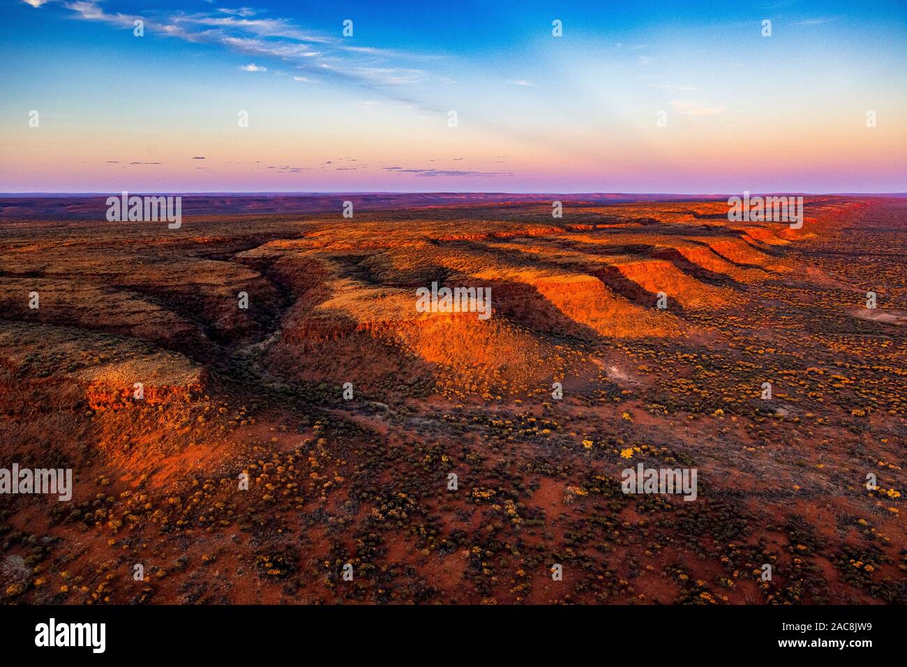 Sonnenuntergang im australischen Outback. Das Luftbild zeigt die remote George Gill Range im Zentrum von Australien aus einem Hubschrauber. Stockfoto