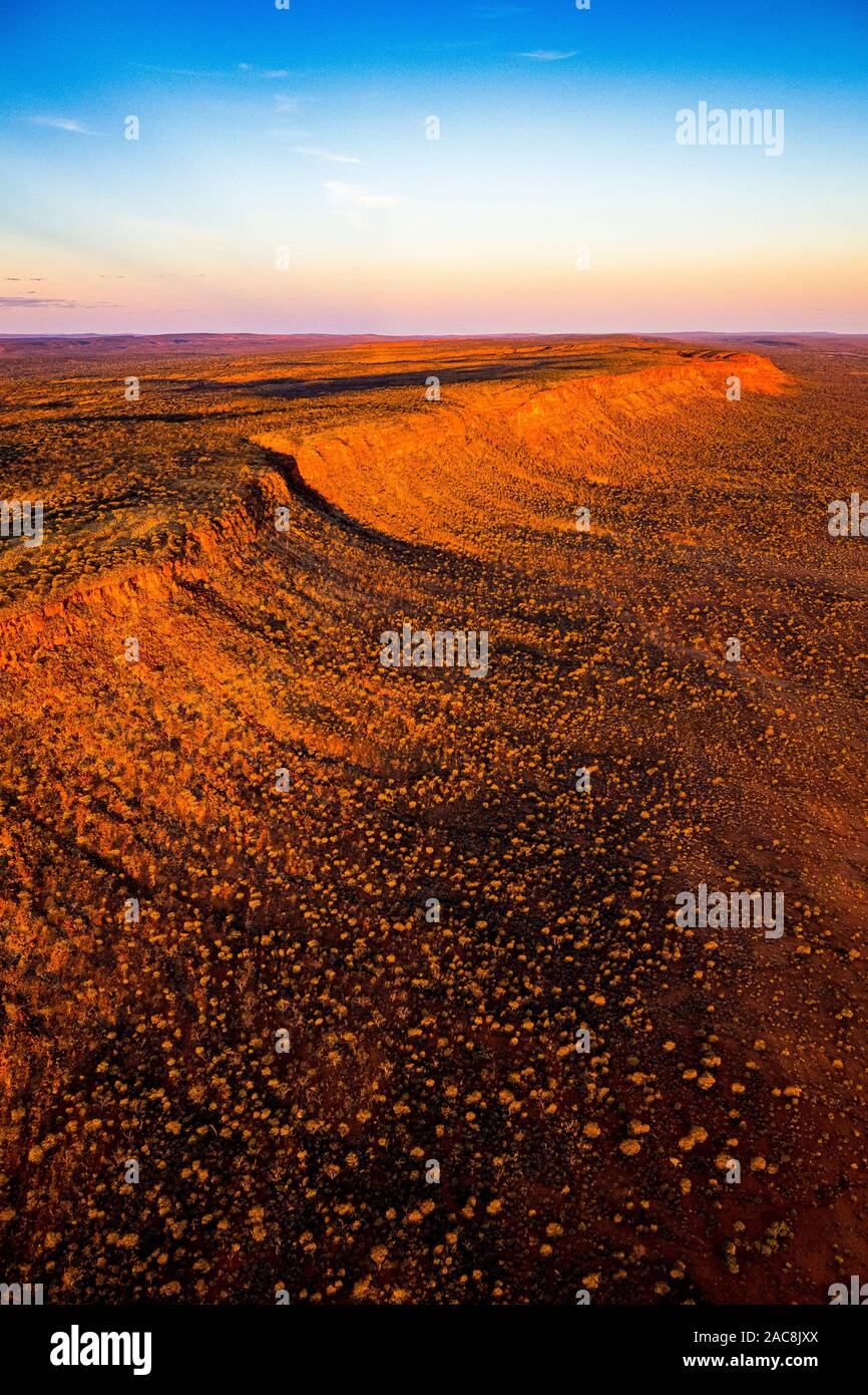 Sonnenuntergang im australischen Outback. Das Luftbild zeigt die remote George Gill Range im Zentrum von Australien aus einem Hubschrauber. Stockfoto