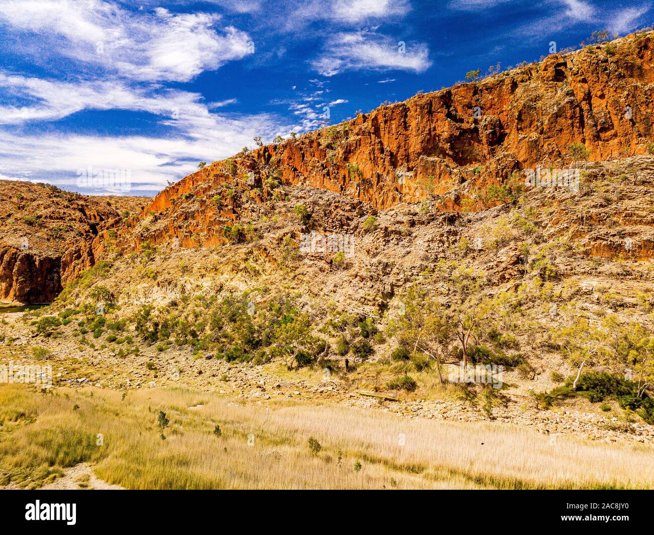 Glen Helen Gorge und die Umgebung von Glen Helen Lodge von einer Antenne Perspektive berücksichtigt. Northern Territory, Australien Stockfoto