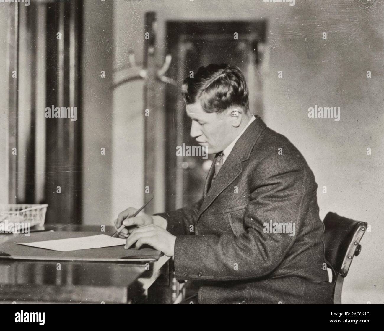 Jim Thorpe, der olympische Held - Foto zeigt Jim Thorpe, Brustbild, nach links zeigen, sitzen an einem Schreibtisch, schreiben. März 27, 1913 Stockfoto