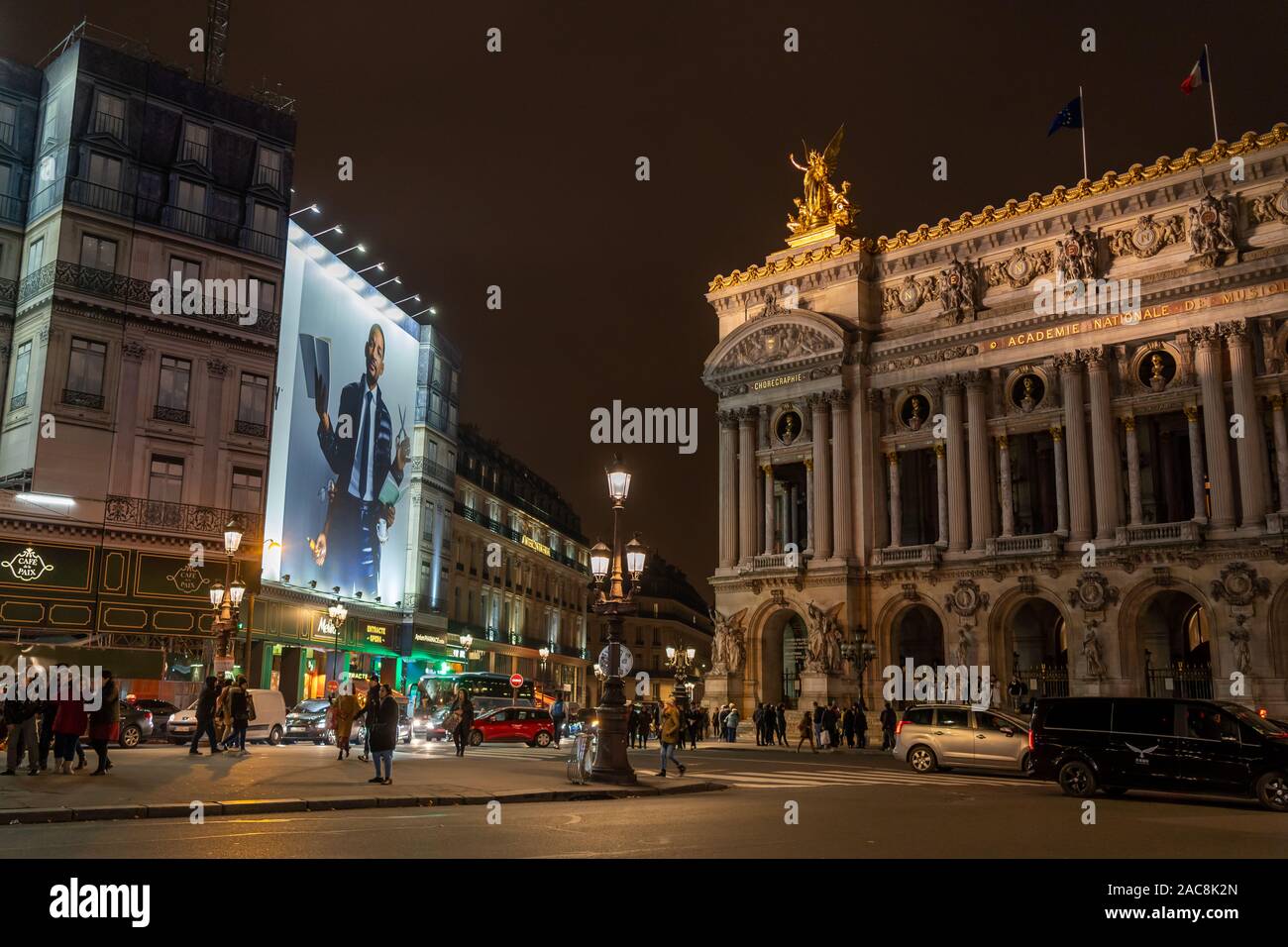 Paris, Frankreich, 1. Dezember 2019: Große Moncler ad Billboard mit Will Smith vor der Oper Garner am Abend Stockfoto