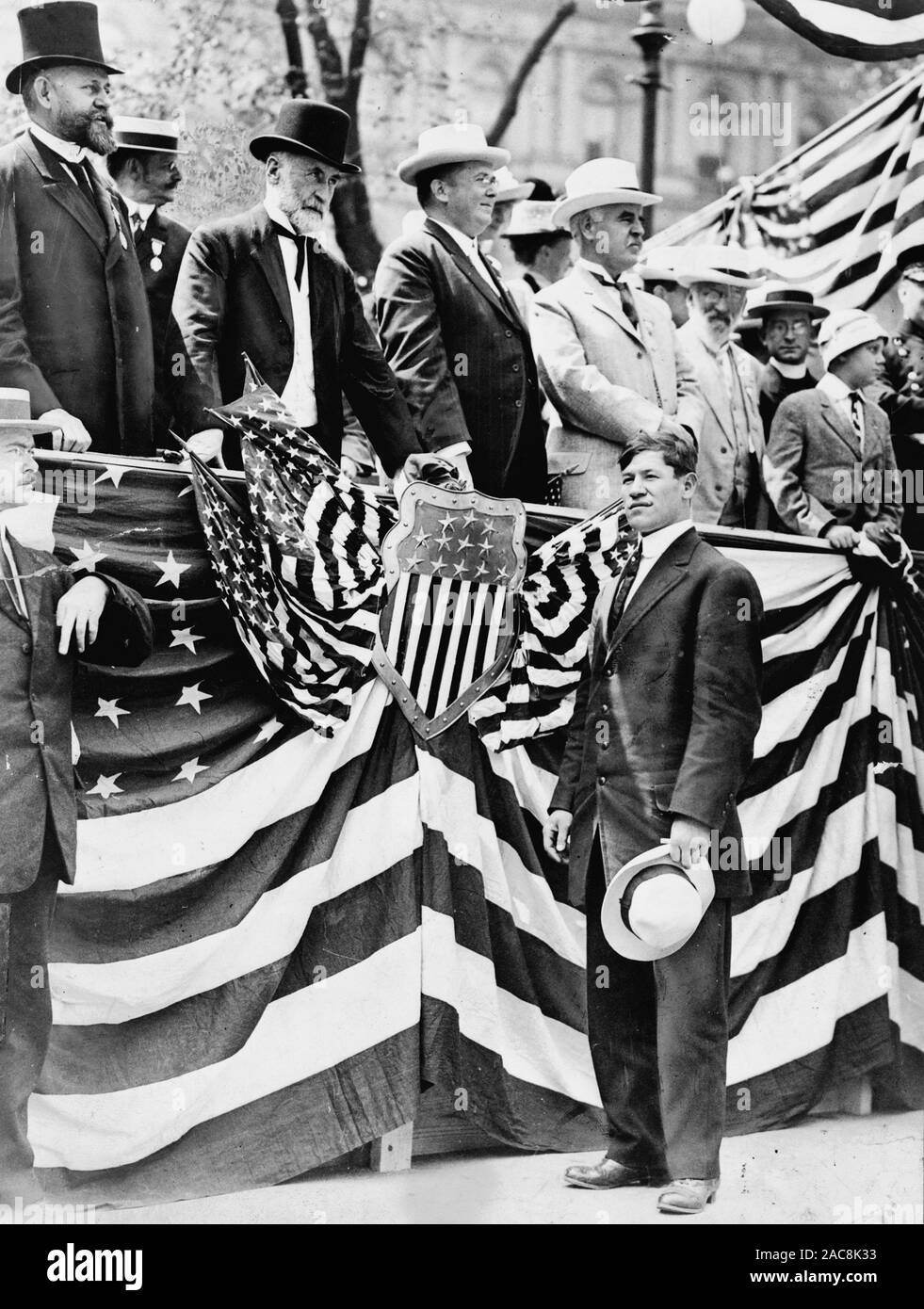 Jim Thorpe begrüßt von Bürgermeister Gaynor (dritter von links) und andere Würdenträger in der Olympischen Zeremonie im Rathaus, New York City 1912 Stockfoto