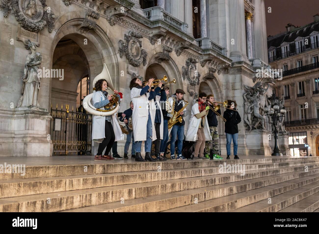 Paris, Frankreich, 1. Dezember 2019: Musiker Instrumente vor der Garnier Oper Theater am Abend Stockfoto