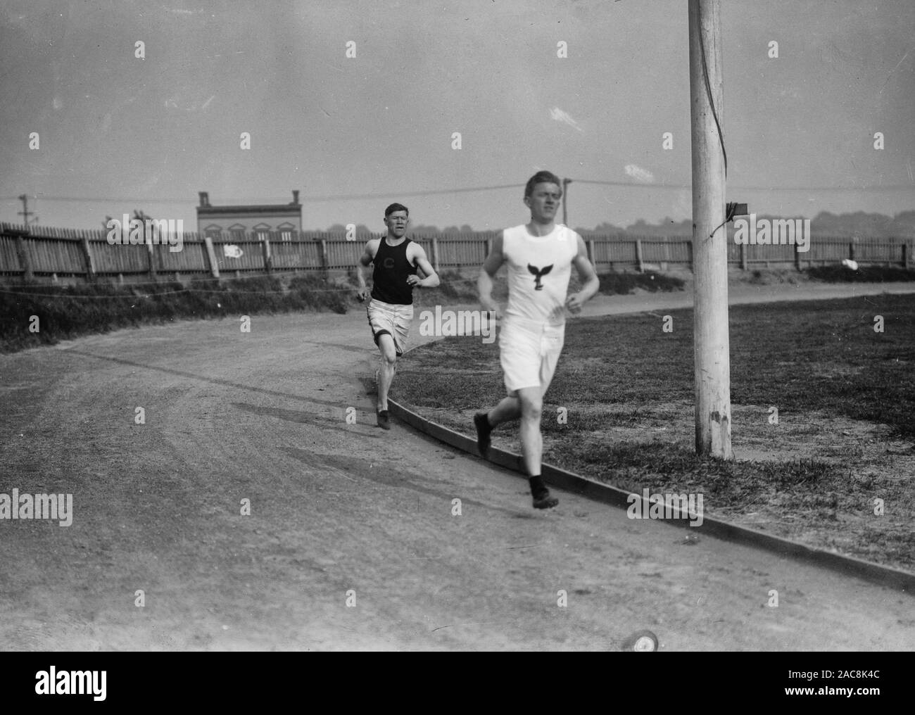Thorpe und McGloughlin-Foto zeigt Indianische Athlet Jim Thorpe (1888-1953) mit einem anderen Mann, vielleicht McLaughlin, am Anschluss im Celtic Park in Queens, New York City, um 1910 Stockfoto