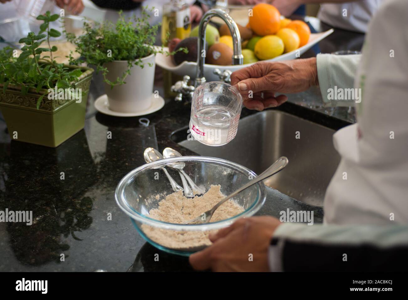 Ein Chief lehrt ein backblech Klasse in einer Küche Stockfoto