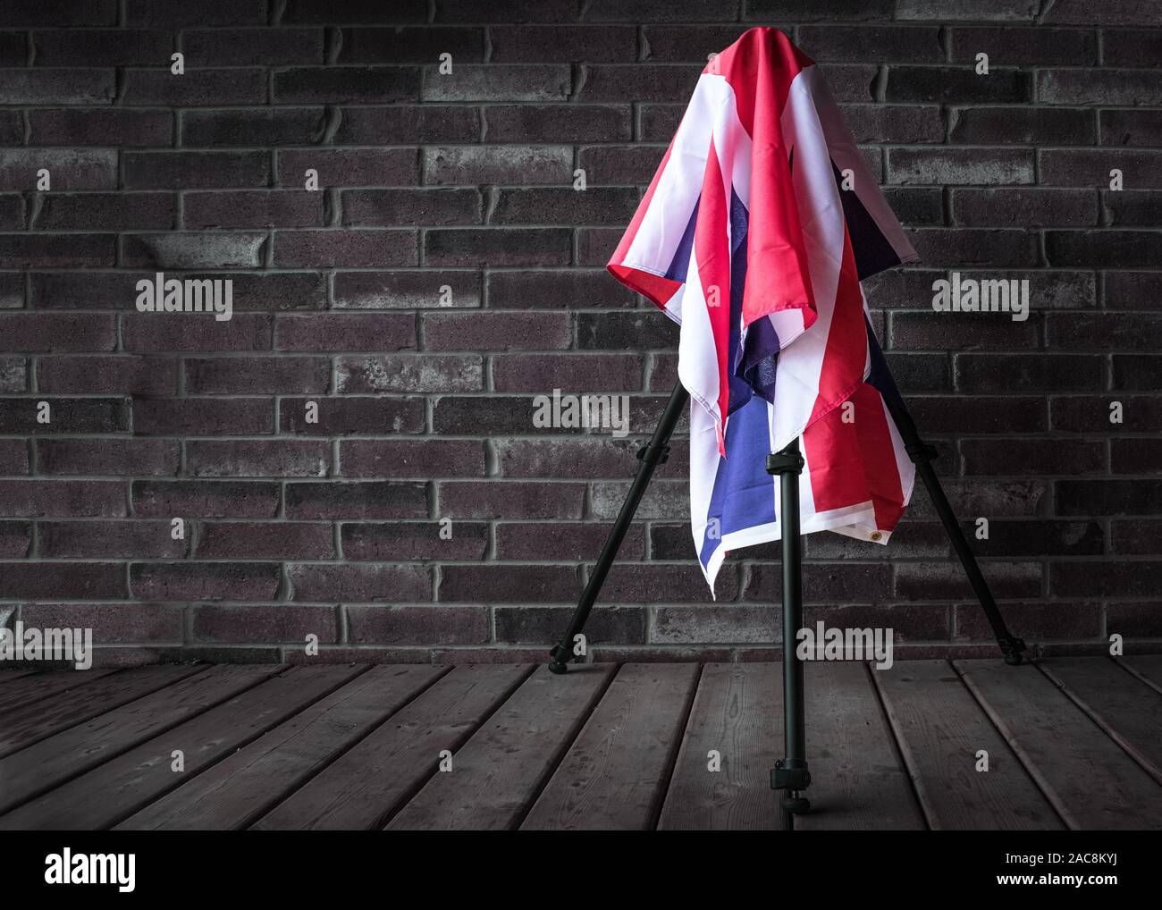 Vor einer Mauer, eine Kamera auf Stativ, bedeckt mit Großbritannien Flagge. Stockfoto