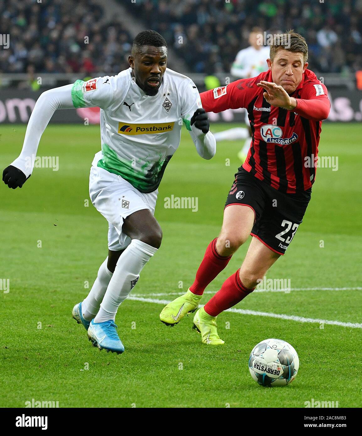 Mönchengladbach, Deutschland. 1. Dez, 2019. Marcus Thuram (L) von Mönchengladbach Mias mit Dominique Heintz Freiburg während einer Deutschen Bundesligaspiel zwischen Borussia Mönchengladbach und der SC Freiburg in Mönchengladbach, Deutschland, Dez. 1, 2019. Credit: Ulrich Hufnagel/Xinhua/Alamy leben Nachrichten Stockfoto
