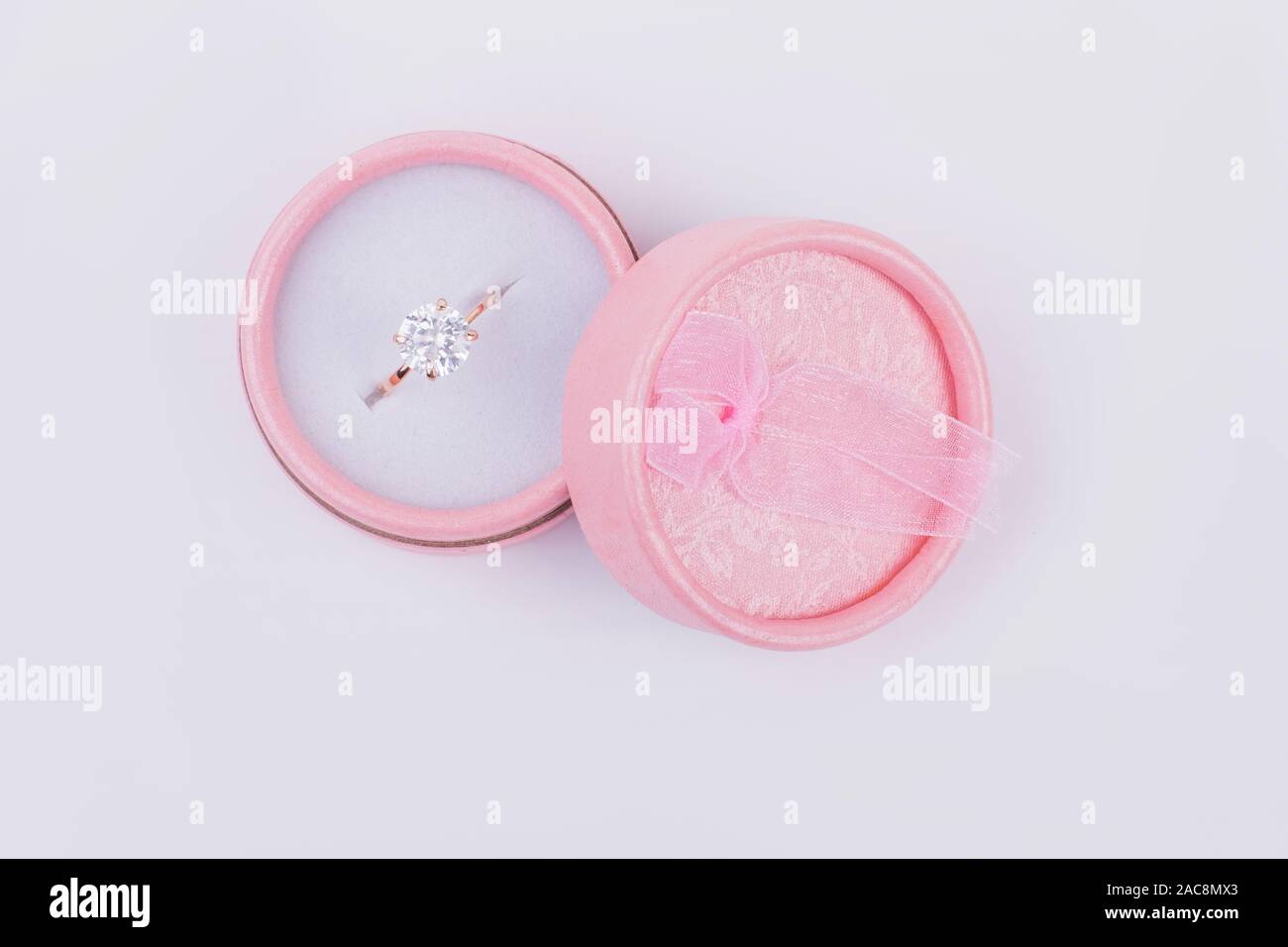 Diamantring in rosa Geschenkbox. Stockfoto