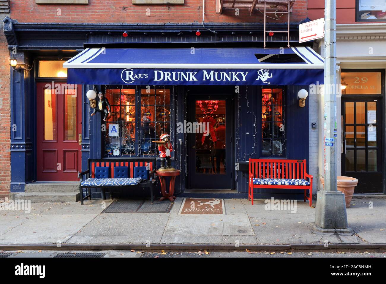 Die Drunken Munkey, 31 Cornelia Street, New York, NY. aussen Storefront von einem indischen Restaurant in Greenwich Village in Manhattan Stockfoto