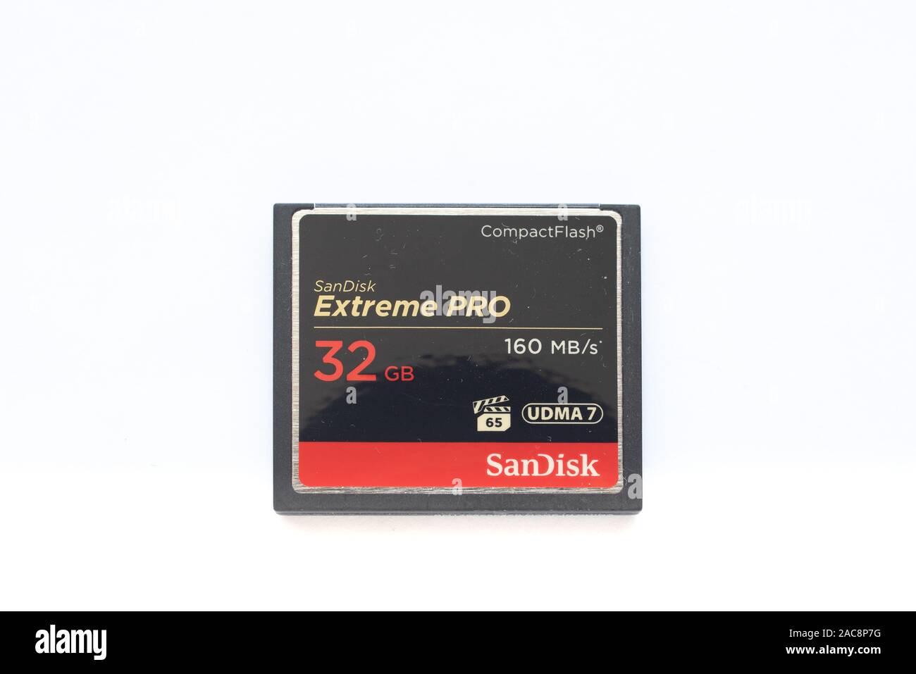 Ein SanDisk Extreme Pro 32 GB CompactFlash Speicherkarte isoliert auf weißem Stockfoto