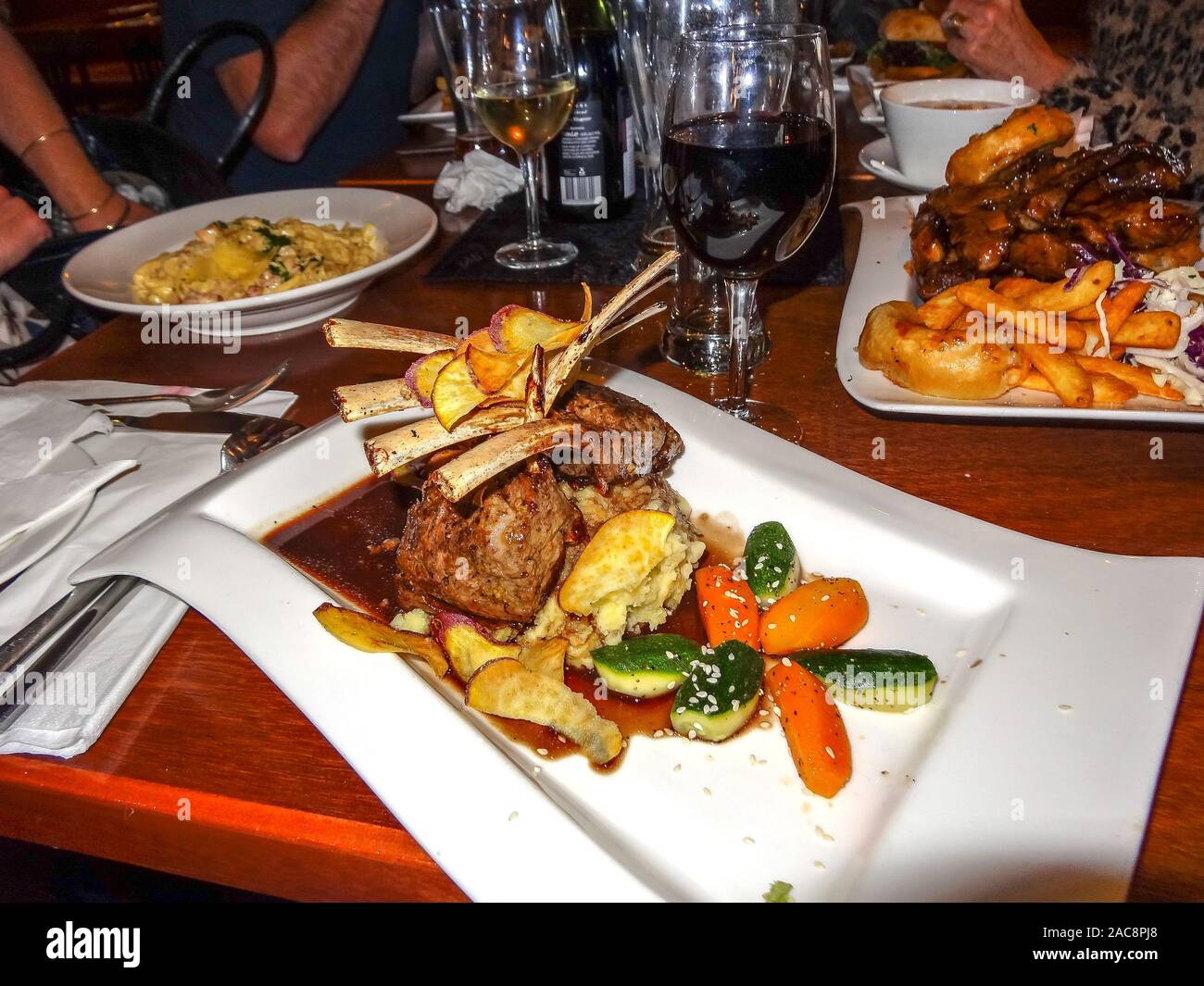 Schöne Platten und Essen und toller Wein auf dem Geburtstag Mittagessen Feier im Restaurant Stockfoto