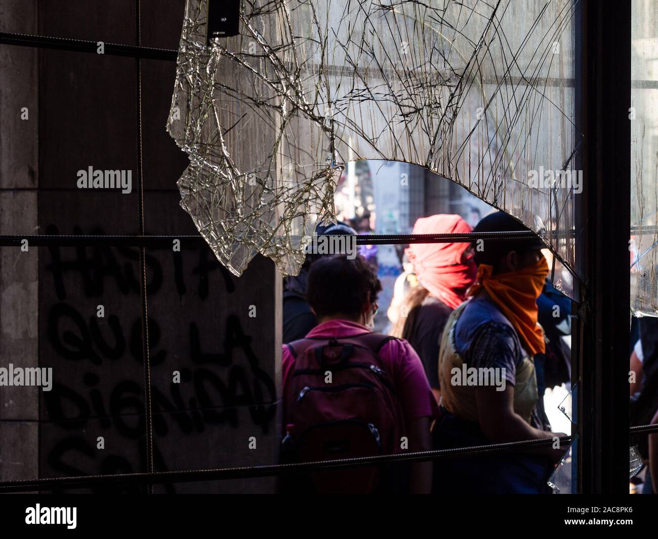 Santiago de Chile OKT 24/Fenster einer Bank, die mutwillig zerstört wurde und durch Demonstranten einen Tag früher verbrannt. Stockfoto