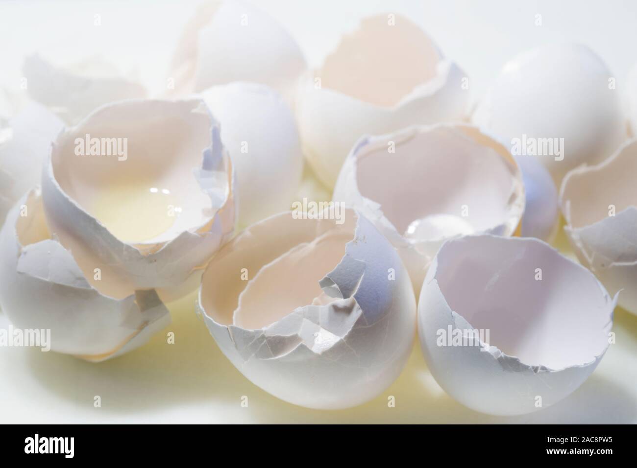 Schließen Sie herauf Foto der gebrochenen Eierschalen. Stockfoto