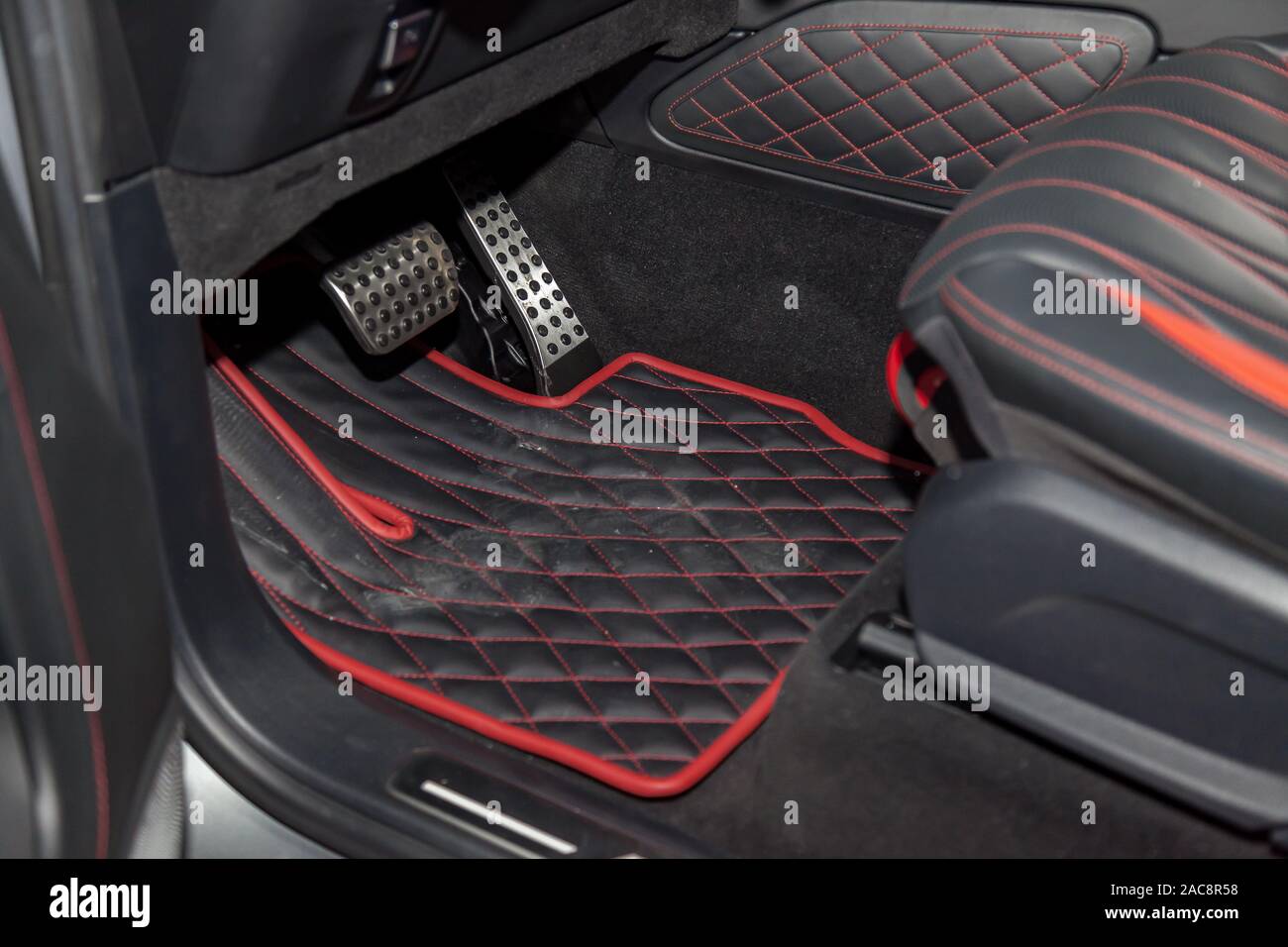 Schmutziges auto Fußmatten aus schwarzem Gummi mit Gaspedal und Bremsen in  der Werkstatt für die Detaillierung Fahrzeugs vor der Reinigung mit Diamant  rot stitchi Stockfotografie - Alamy