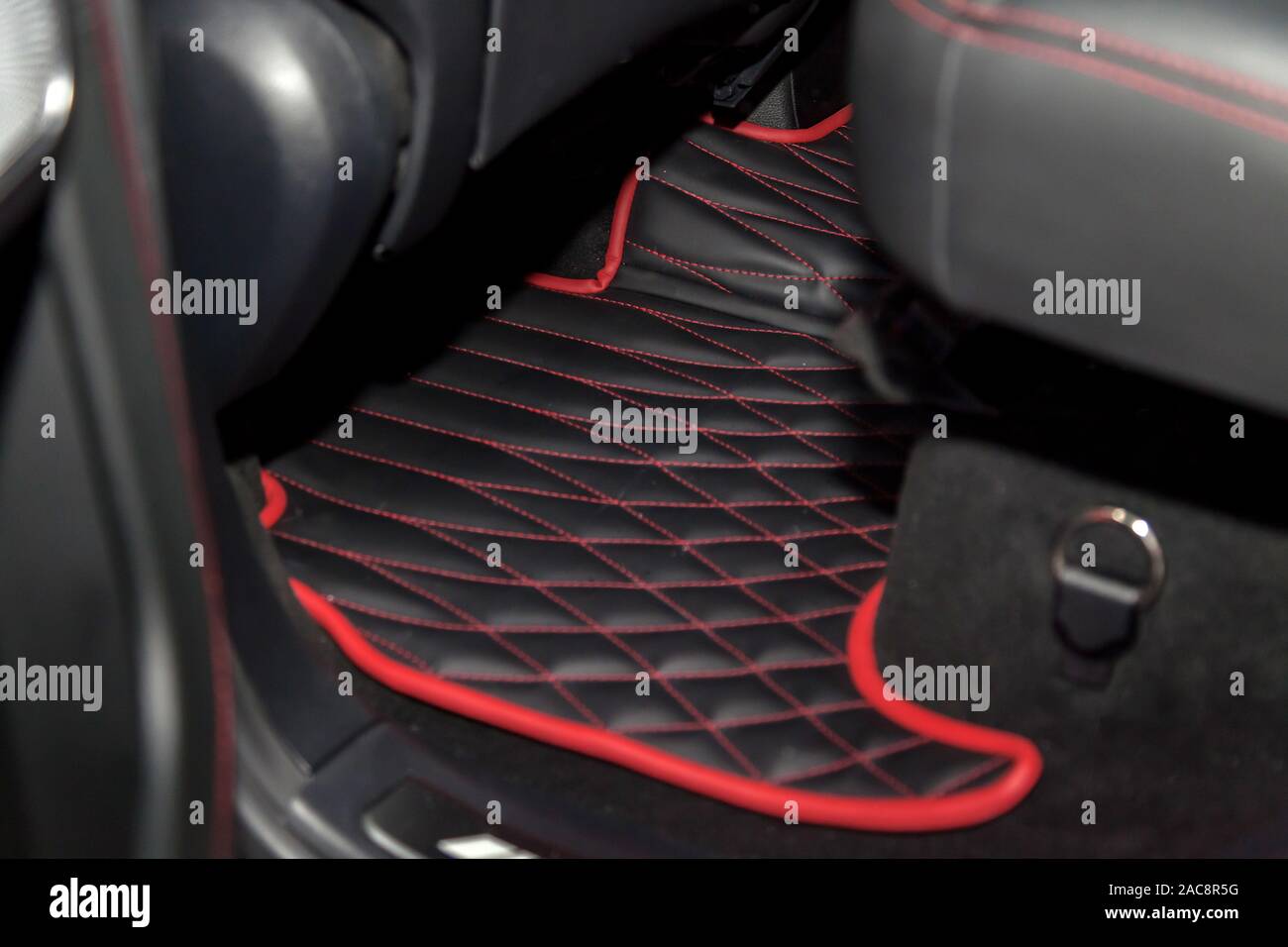 Reinigen schwarz Leder auto Fußmatten mit Diamond rote Naht und ein  Gaspedal und Bremsen in der Werkstatt für die Detaillierung Fahrzeug nach  chemische Reinigung Stockfotografie - Alamy