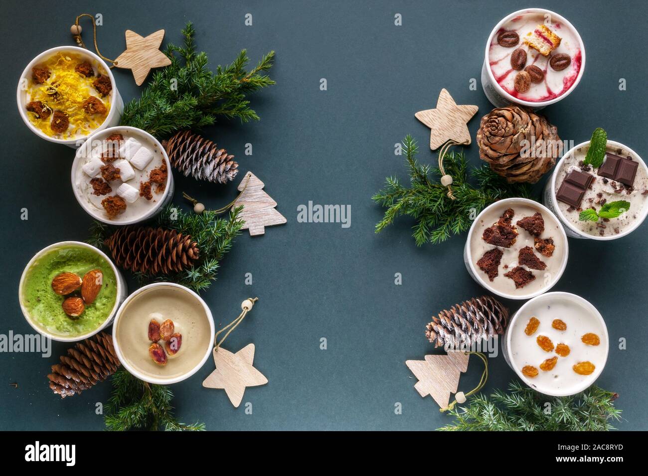 Sortiert von italienischem Eis in Pappbechern auf Weihnachten Hintergrund. Köstlich süßen Nachtisch. Ansicht von oben Stockfoto