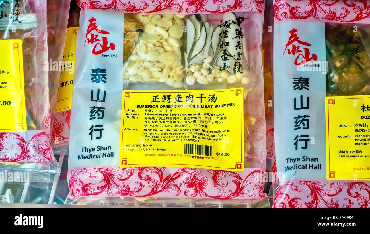 Ein Paket von getrockneten Krokodilfleisch Suppe mischen, angepriesen als Heilung für Atemwegserkrankungen, in der Traditionellen Chinesischen Medizin Shop in Singapur. Stockfoto