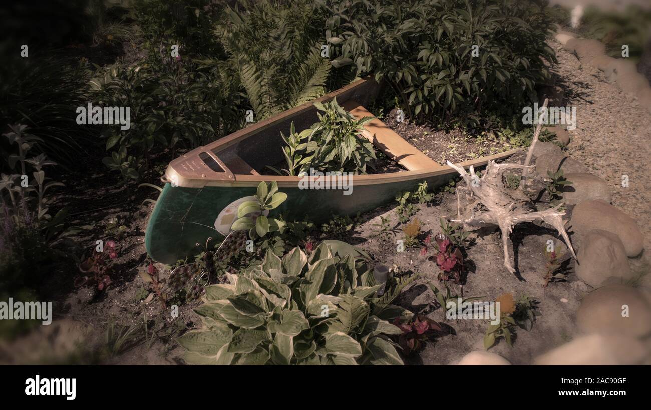 Eine Hälfte begraben Boot in der Erinnerung Garten in Kincardine, Ontario, Kanada. Stockfoto