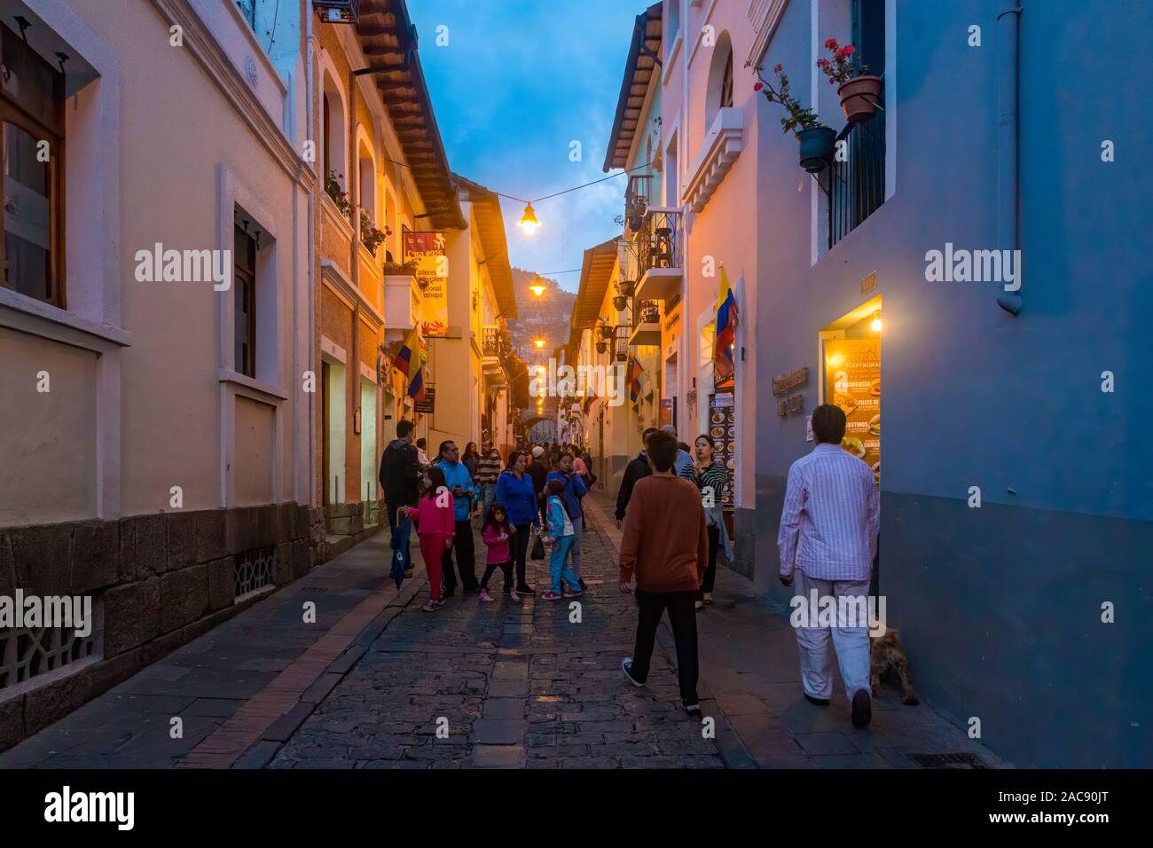 Besucher Calle La Ronda in Altstadt Quito genießen, sich an einem warmen Abend. Calle La Ronda ist die Heimat zahlreicher Handwerker und Geschäfte. Stockfoto