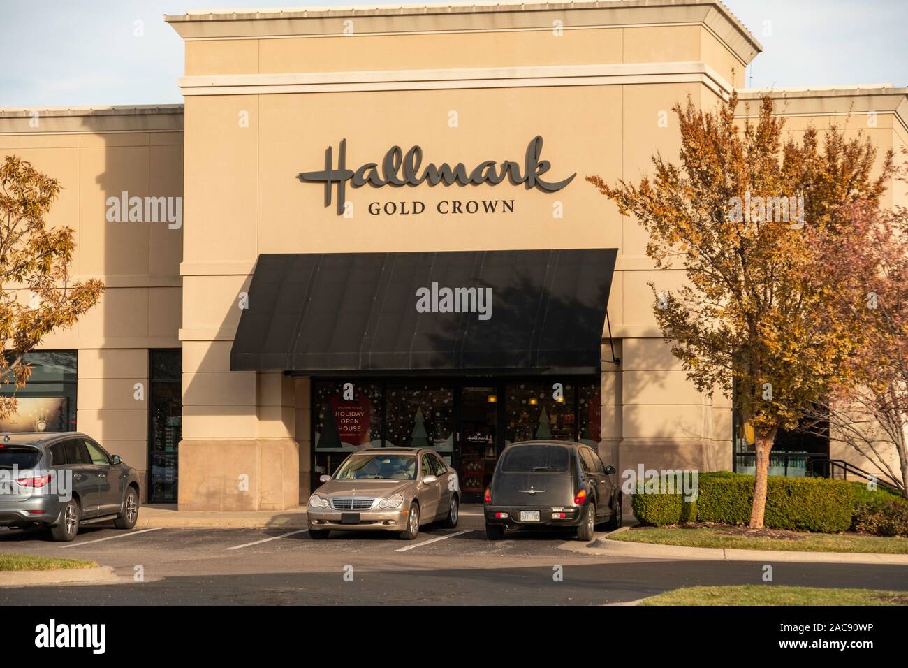 Außen- und Eingang Hallmark Gold Crown Store im Bradley Fair Mall, Wichita, Kansas, USA. Stockfoto