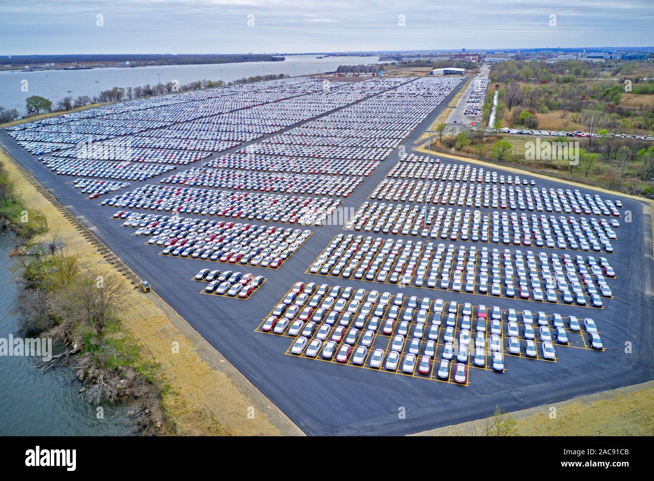 Luftbild der Neuen Autos aus Übersee verschickt Stockfoto