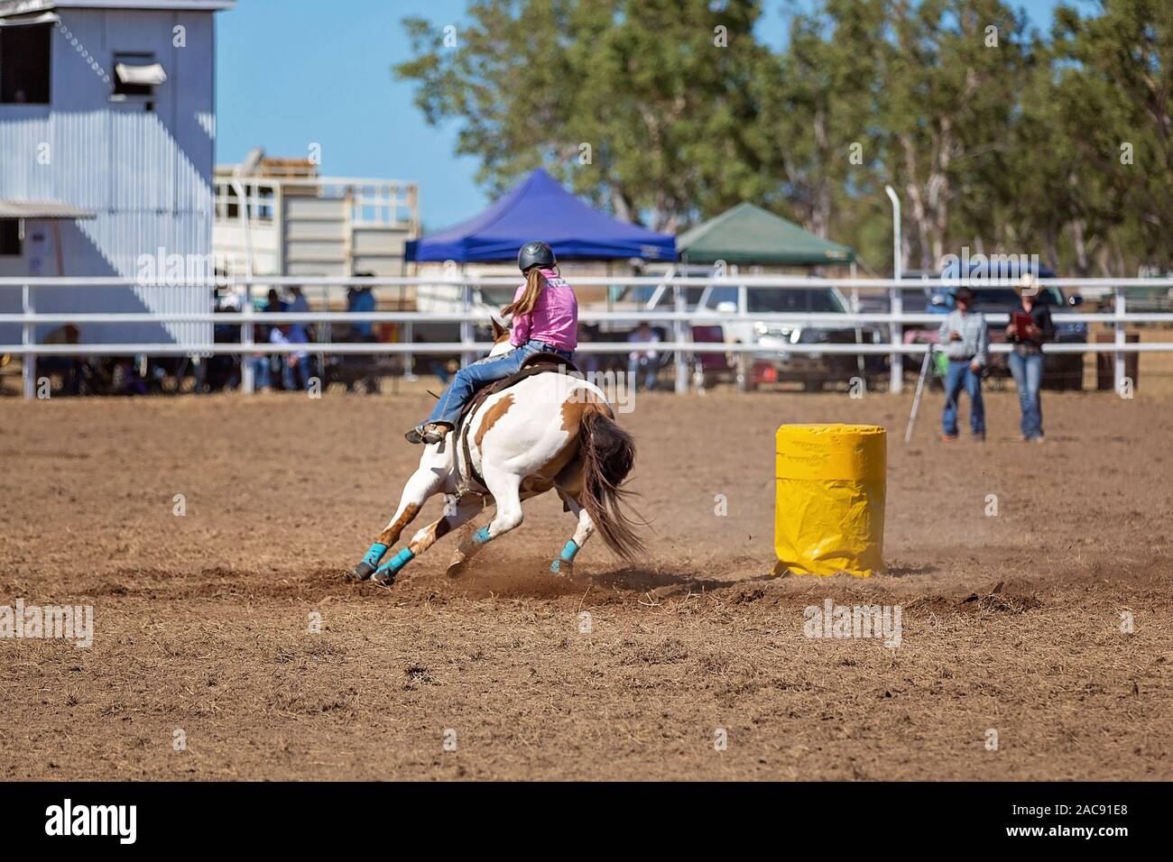 Ein cowgirl konkurrieren in einem Barrel Racing Wettbewerb auf ein Land Rodeo Stockfoto