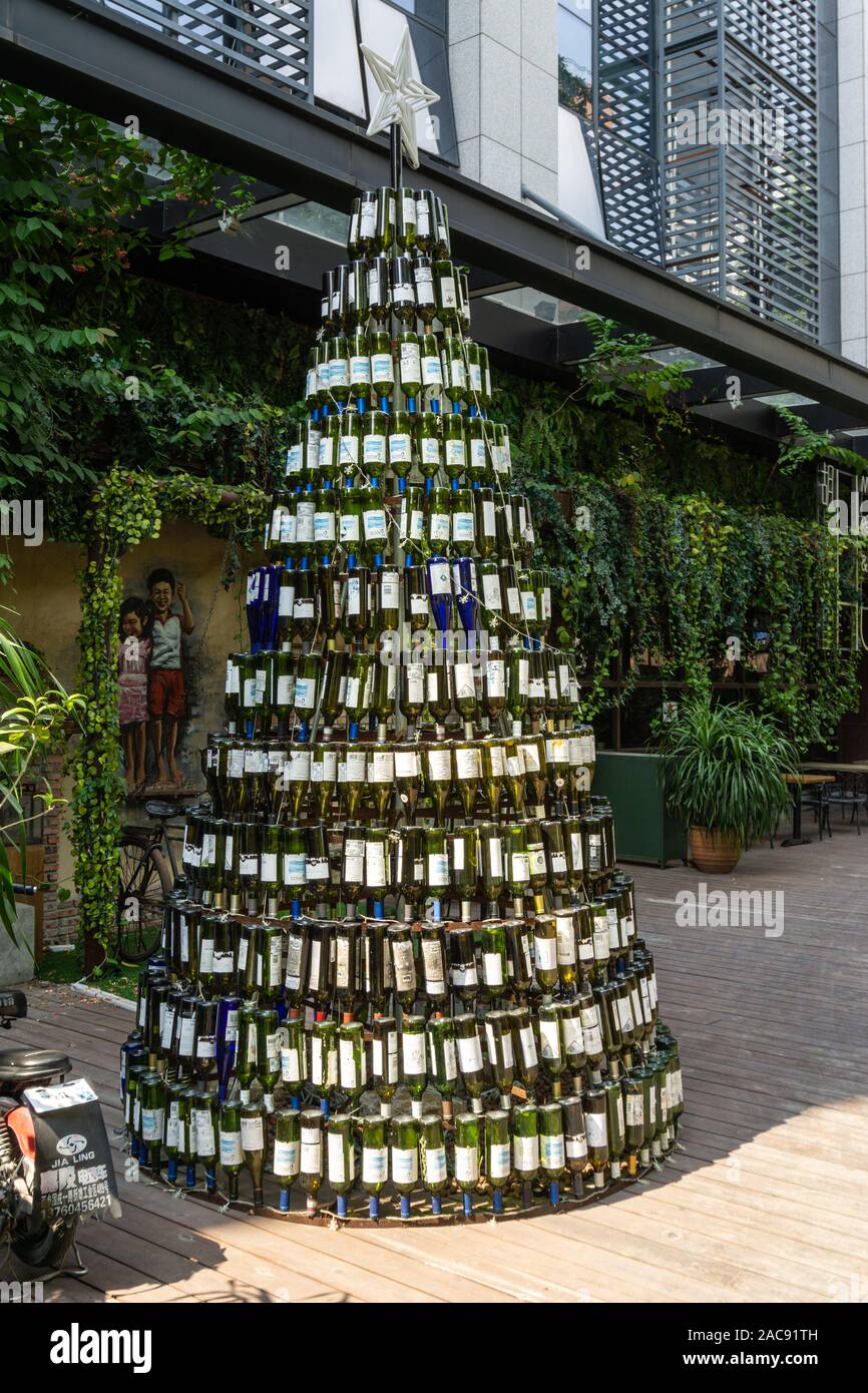 Weihnachtsbaum aus Weinflaschen Stockfoto