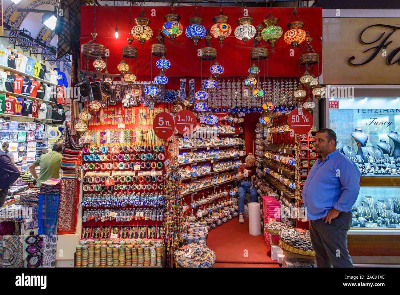 Das türkische Mosaik Lampe/Osmanischen licht Geschäfte innerhalb der Große Basar in Istanbul, Türkei, eine der größten und ältesten überdachten Märkte der Welt Stockfoto