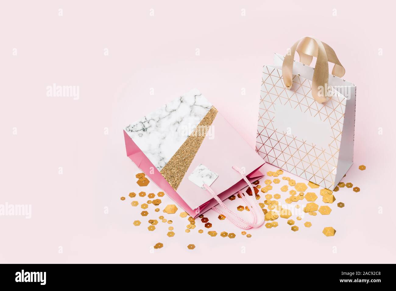 Papier Shopping Bag und trendigen sechseckige funkelt auf rosa Hintergrund. Urlaub verkauf Konzept, isometrische Ansicht. Stockfoto