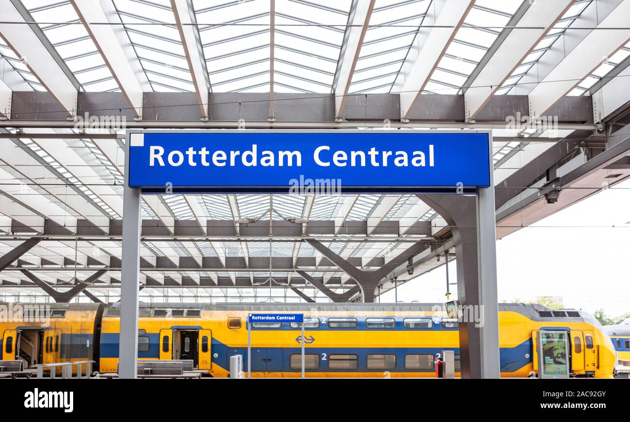 Rotterdam, Niederlande. Oktober 14, 2019. Rotterdam Centraal Text blau unterzeichnen und Zug am Bahnsteig, Rotterdam zentralen Bahnhof Innenansicht Stockfoto