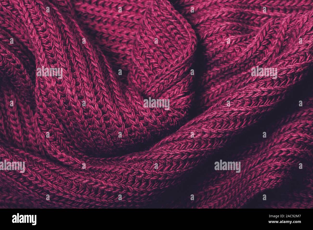 Gestrickter Schal violett Textur. Das Konzept der Gemütliche, komfortabel, warm, weich oder Winter Stockfoto