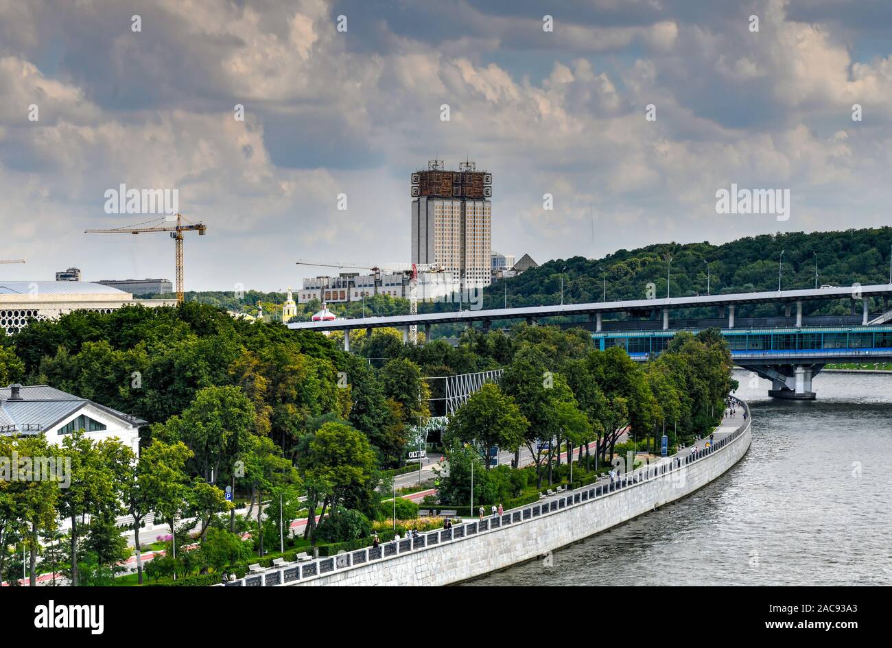 Präsidium der Russischen Akademie der Wissenschaften in Vorobyovy Gory (Moskau) an der Moskwa an einem sonnigen Sommertag. Stockfoto