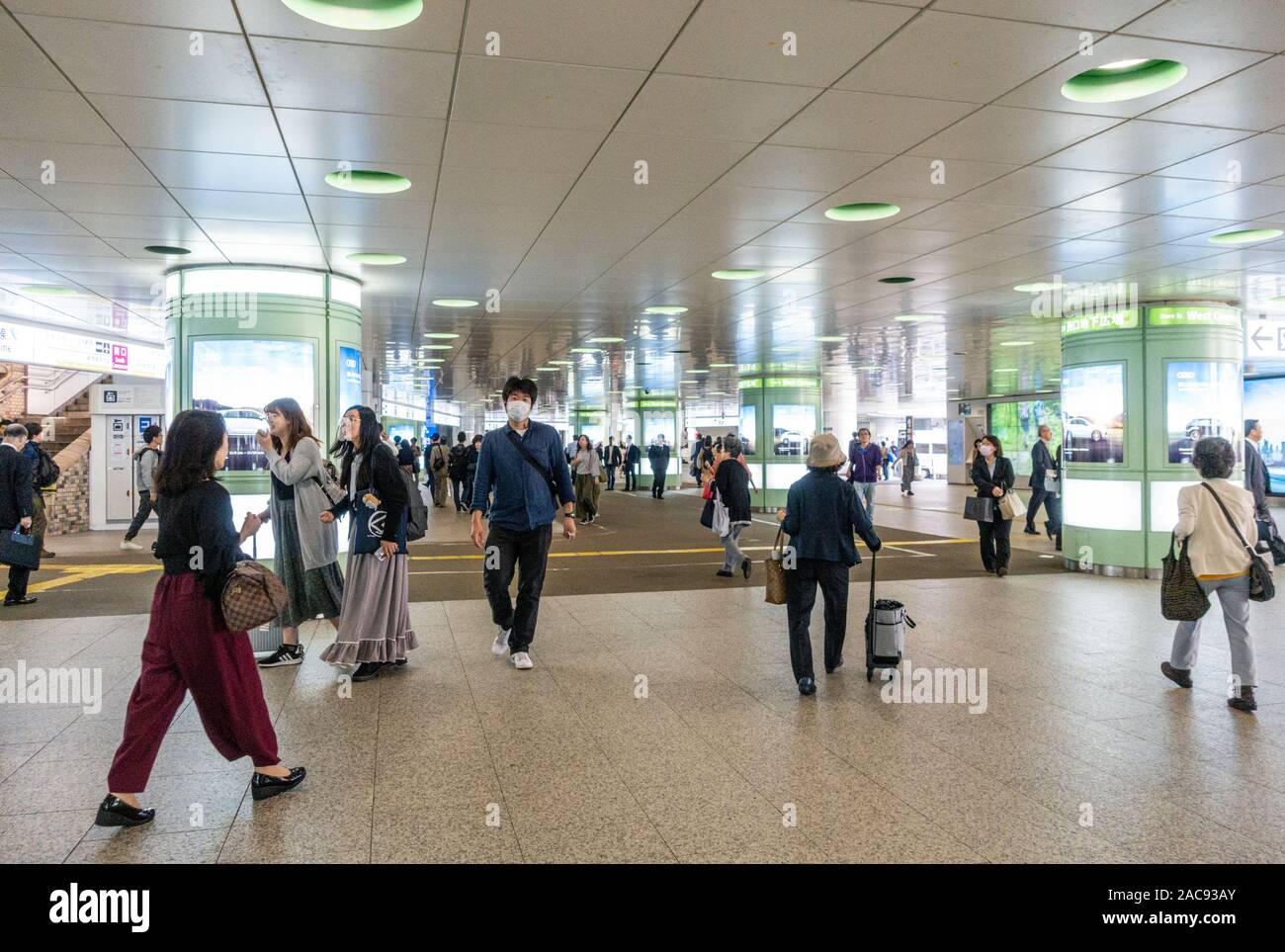 Pendler im Bahnhof Shinjuku Tokyo, Japan Stockfoto