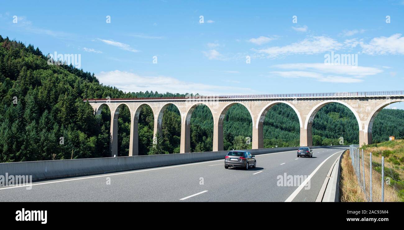 Autobahn und gewölbte Brücke, Frankreich Stockfoto