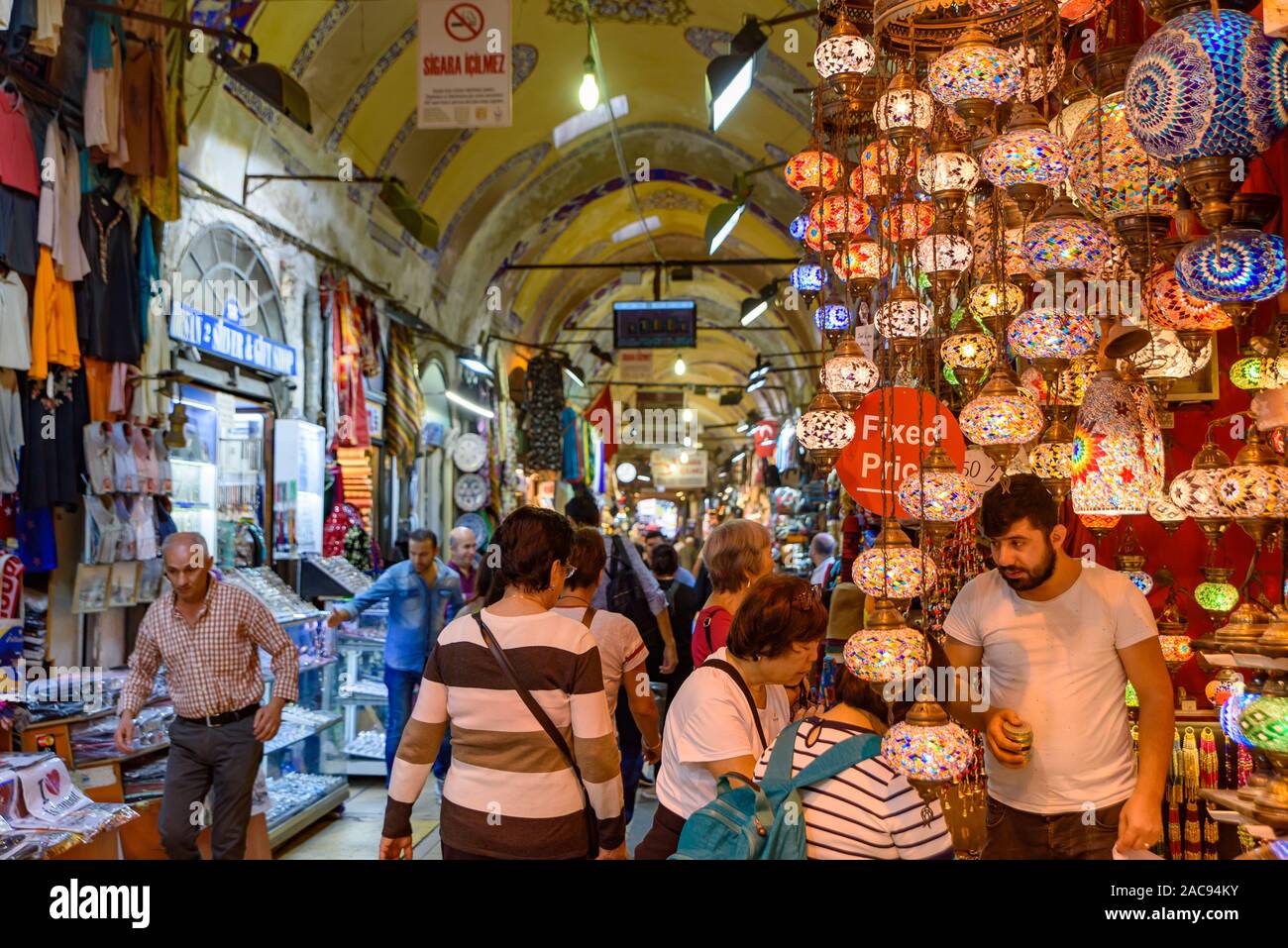 Das türkische Mosaik Lampe/Osmanischen licht Geschäfte innerhalb der Große Basar in Istanbul, Türkei, eine der größten und ältesten überdachten Märkte der Welt Stockfoto