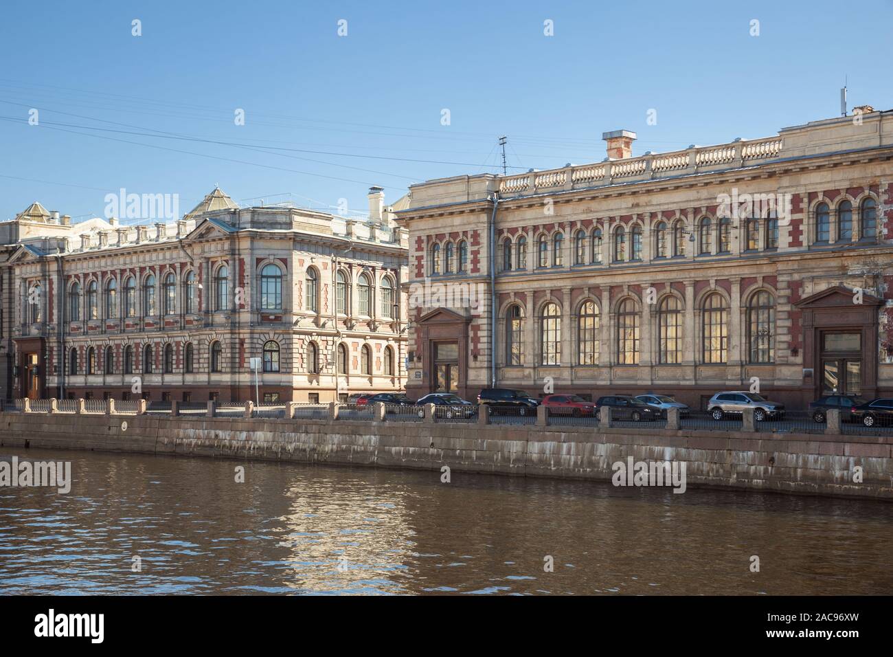 Die historischen Gebäude des Darlehens Treasury (links) und Sparkassen (rechts) an der Fontanka wurden in 1900 gebaut. St. Petersnurg, Ru Stockfoto