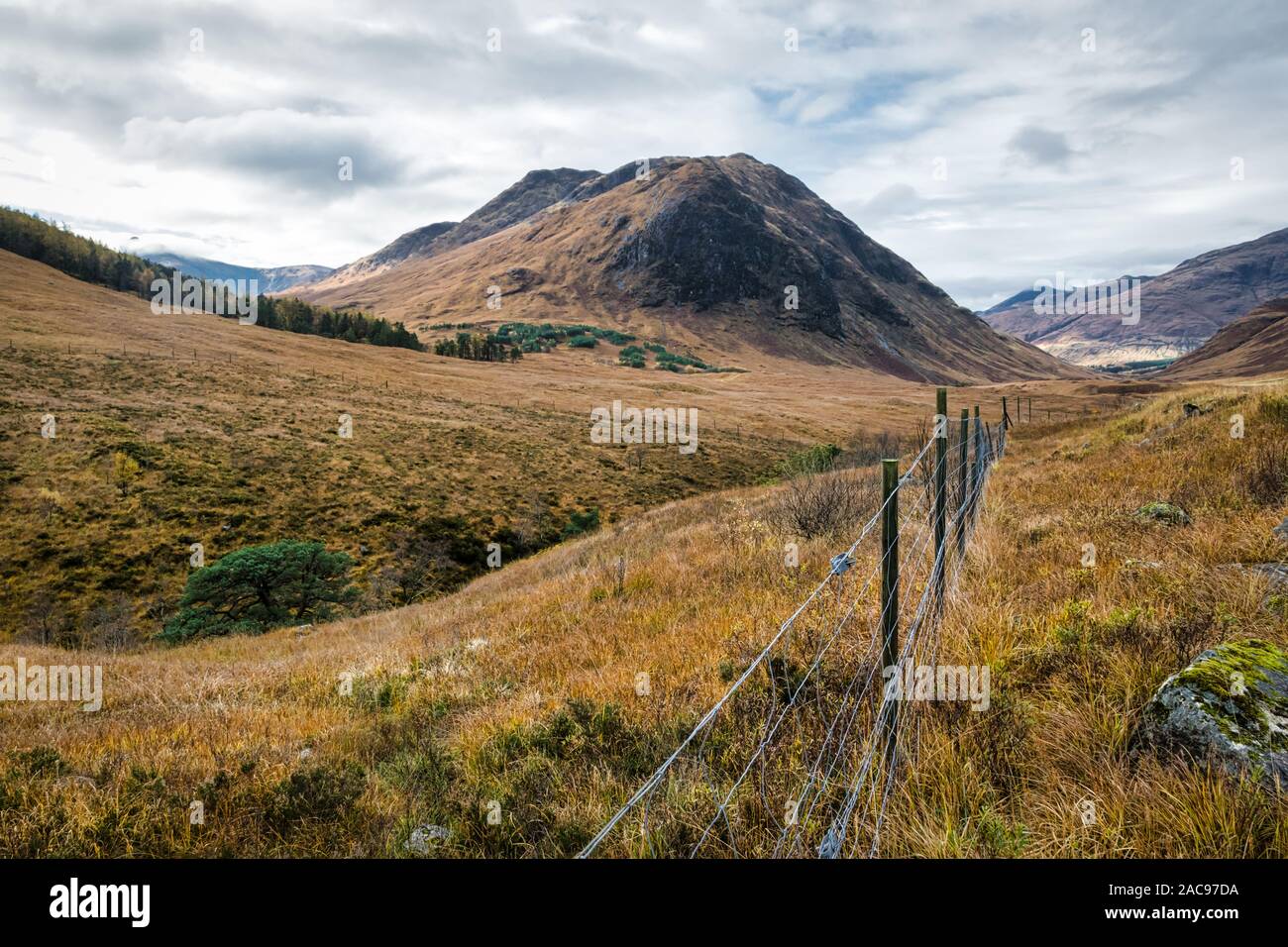 Ein Zaun Kreuzung im Tal von Glen Etive in den schottischen Highlands Stockfoto