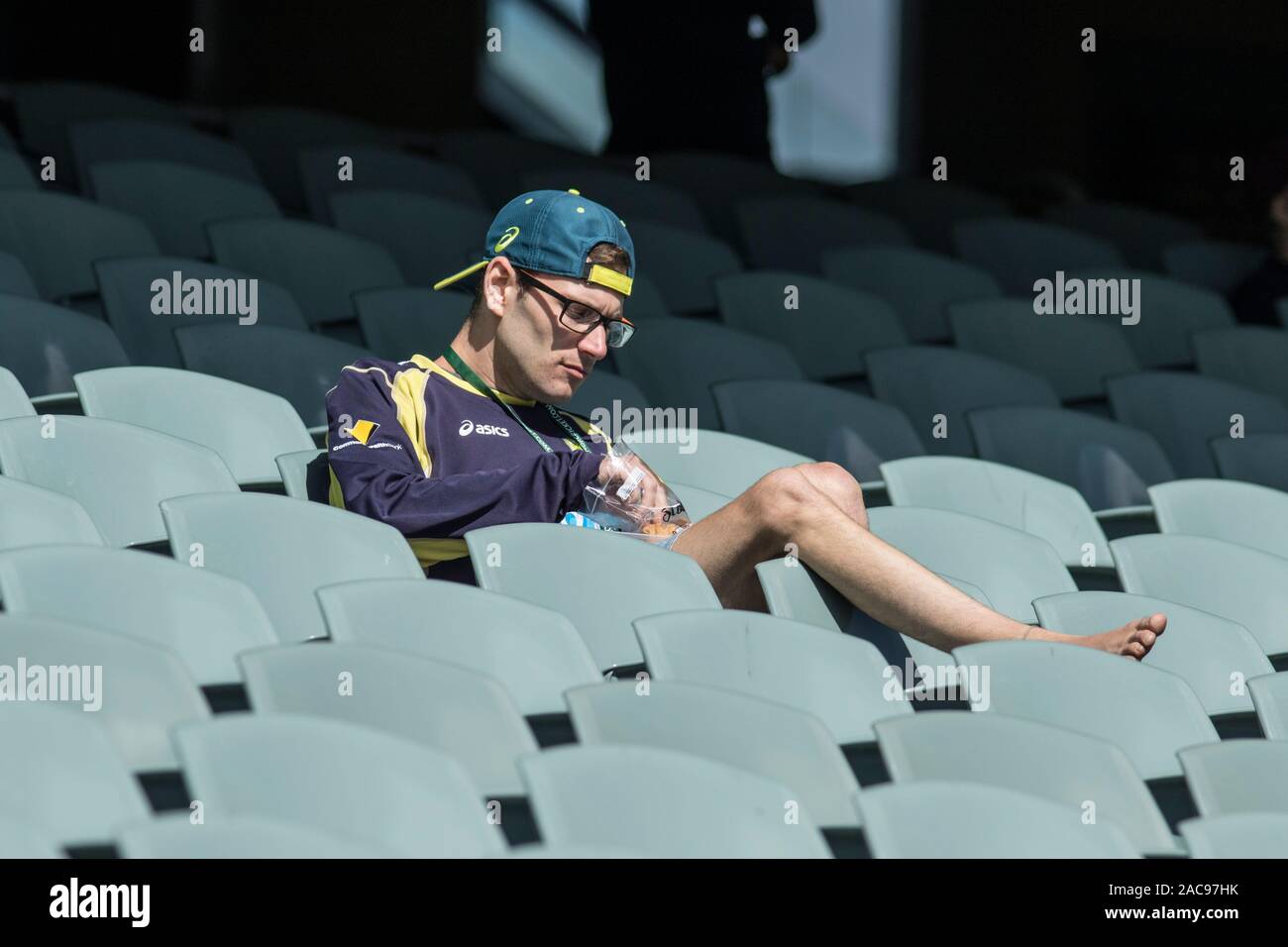 Adelaide, Australien vom 2. Dezember 2019. Ein kricketventilator in der steht an Tag 4 der 2 Domain Tag Nacht Test zwischen Australien und Pakistan sitzen am Adelaide Oval. Australien führt 1-0 im 2 Spiel der Serie. Credit: Amer ghazzal/Alamy leben Nachrichten Stockfoto