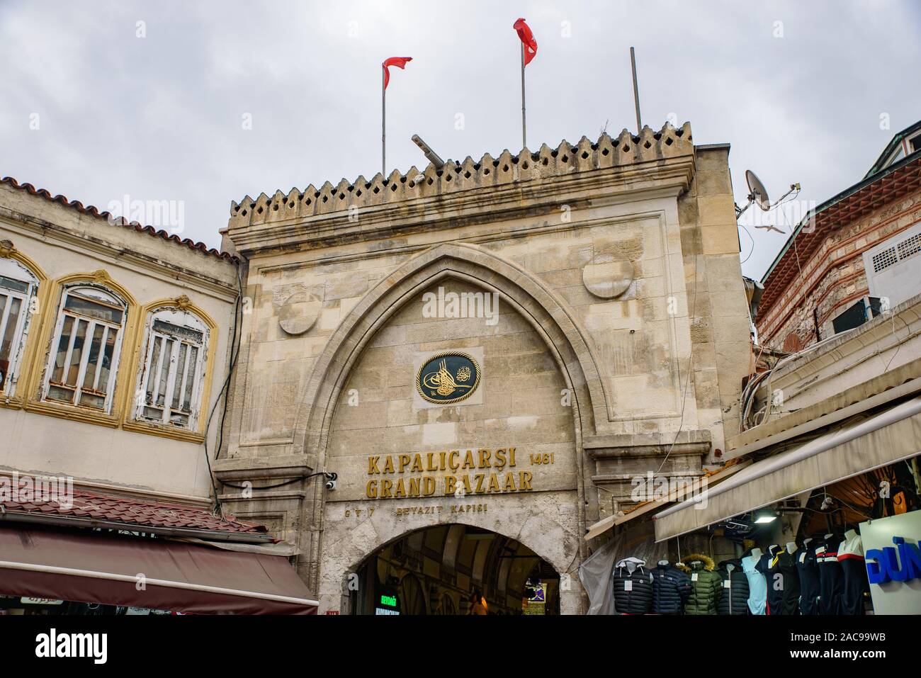 Eingang der Große Basar in Istanbul, eines der größten und ältesten überdachten Märkte der Welt Stockfoto