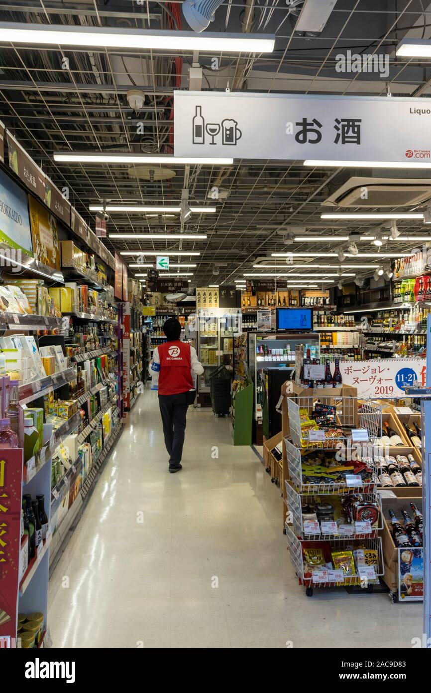 Alkohol Abteilung, Bic Camera Elektrofachmarkt, Kyoto, Japan Stockfoto