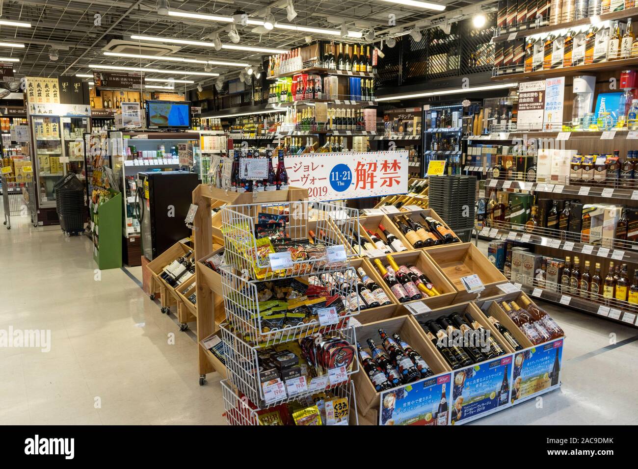 Alkohol Abteilung, Bic Camera Elektrofachmarkt, Kyoto, Japan Stockfoto