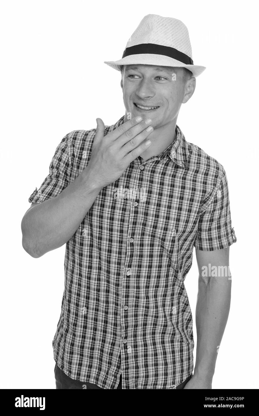 Studio shot der Jungen glücklich kaukasischen Mann vor weißem Hintergrund kichern Stockfoto