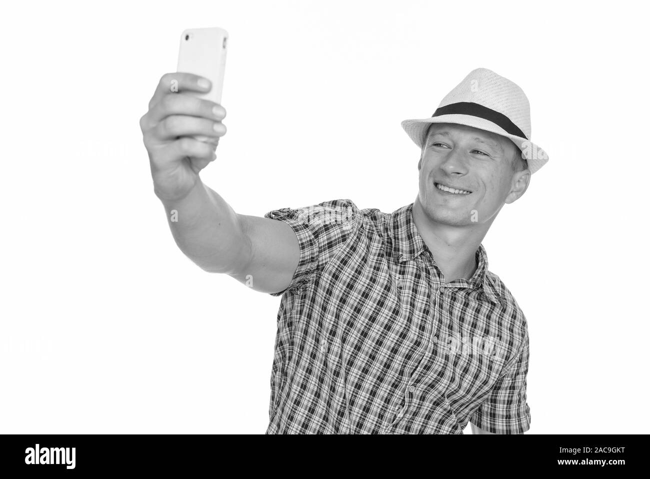 Studio shot der Jungen glücklich kaukasischen Mann unter selfie vor weißem Hintergrund Stockfoto