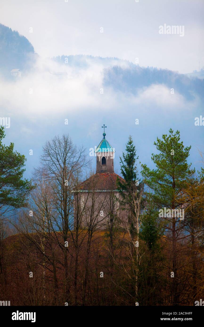 Eine kleine Kirche auf einem Hügel über idrija in slowenien Stockfoto