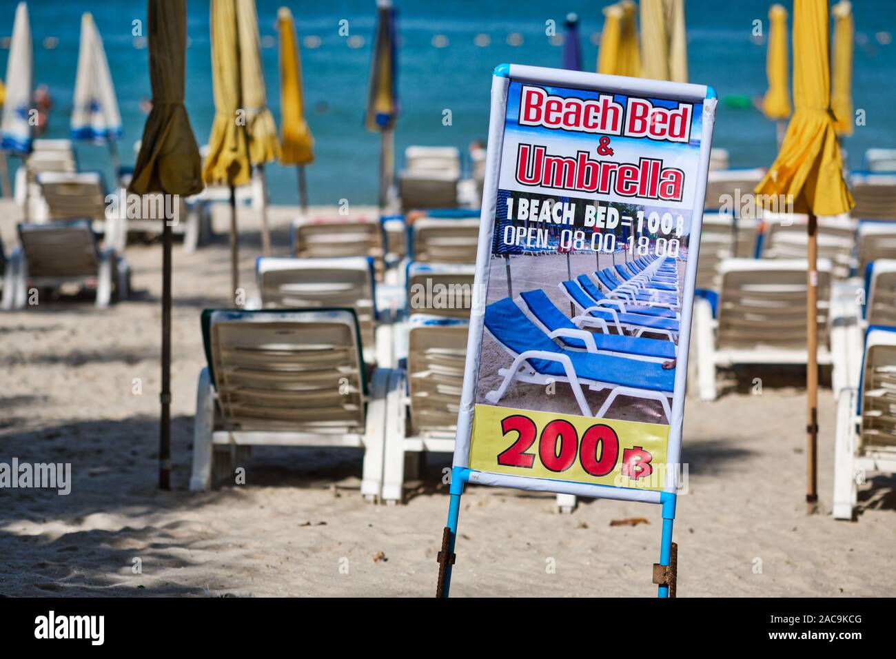 Ein Schild am Patong Beach Werbung vermietung Liegestühle und Sonnenschirme  am Strand Stockfotografie - Alamy