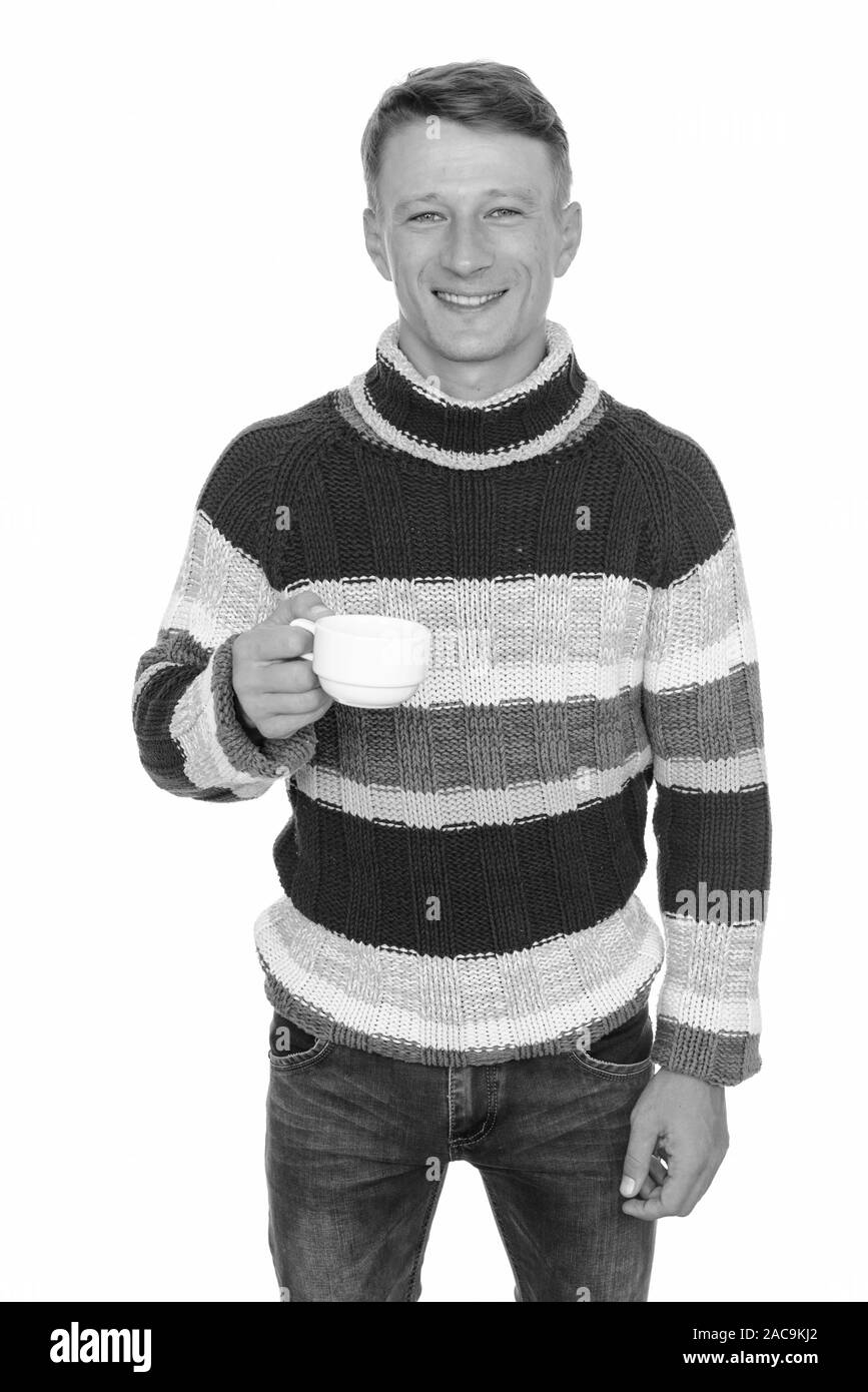Studio shot der Jungen glücklich kaukasischen Mann hält Kaffeetasse isoliert gegen den weißen Hintergrund Stockfoto