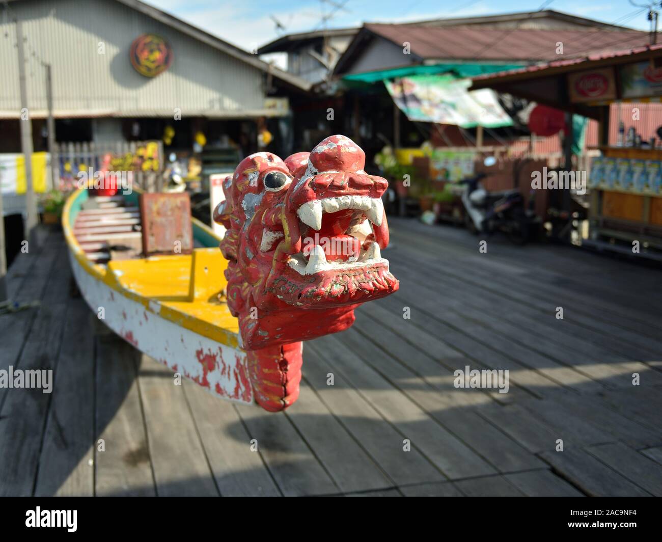 Der chinesischen traditionellen Holzboot in Schlucht Tawn, Malaysia auf dem alten Holz- jatty, der älteste Teil der Stadt mit weisen auf Stelzen. Stockfoto